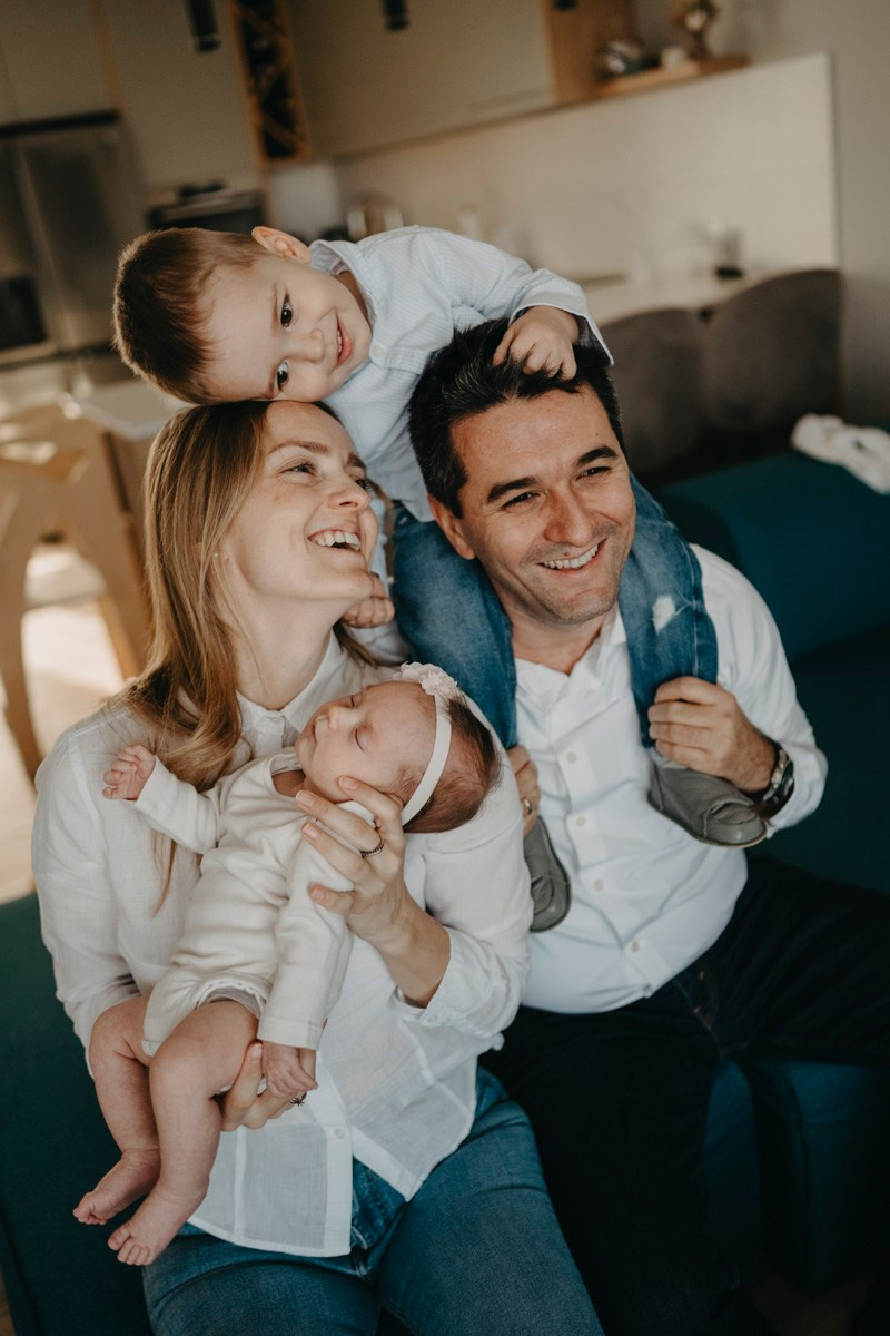Fotografisanje bebe kod kuce — Milana, Milos, Marko i Mila. Deciji i porodicni fotograf u Beogradu Oksana Skendzic