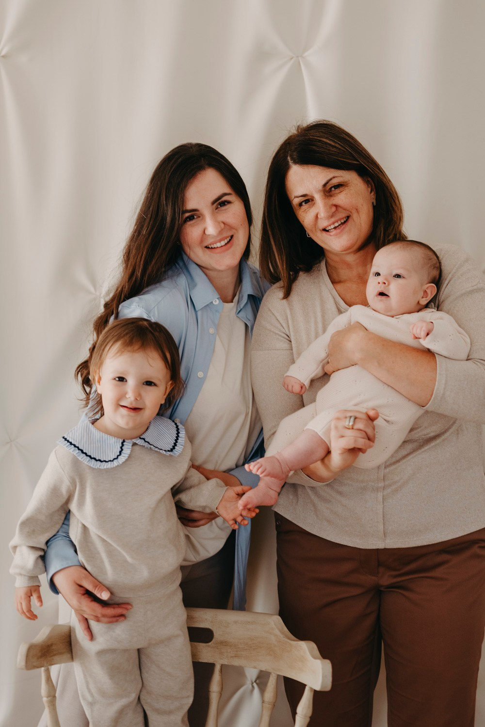 Mamine i bakine Masa i Nadja. Deciji i porodicni fotograf u Beogradu Oksana Skendzic