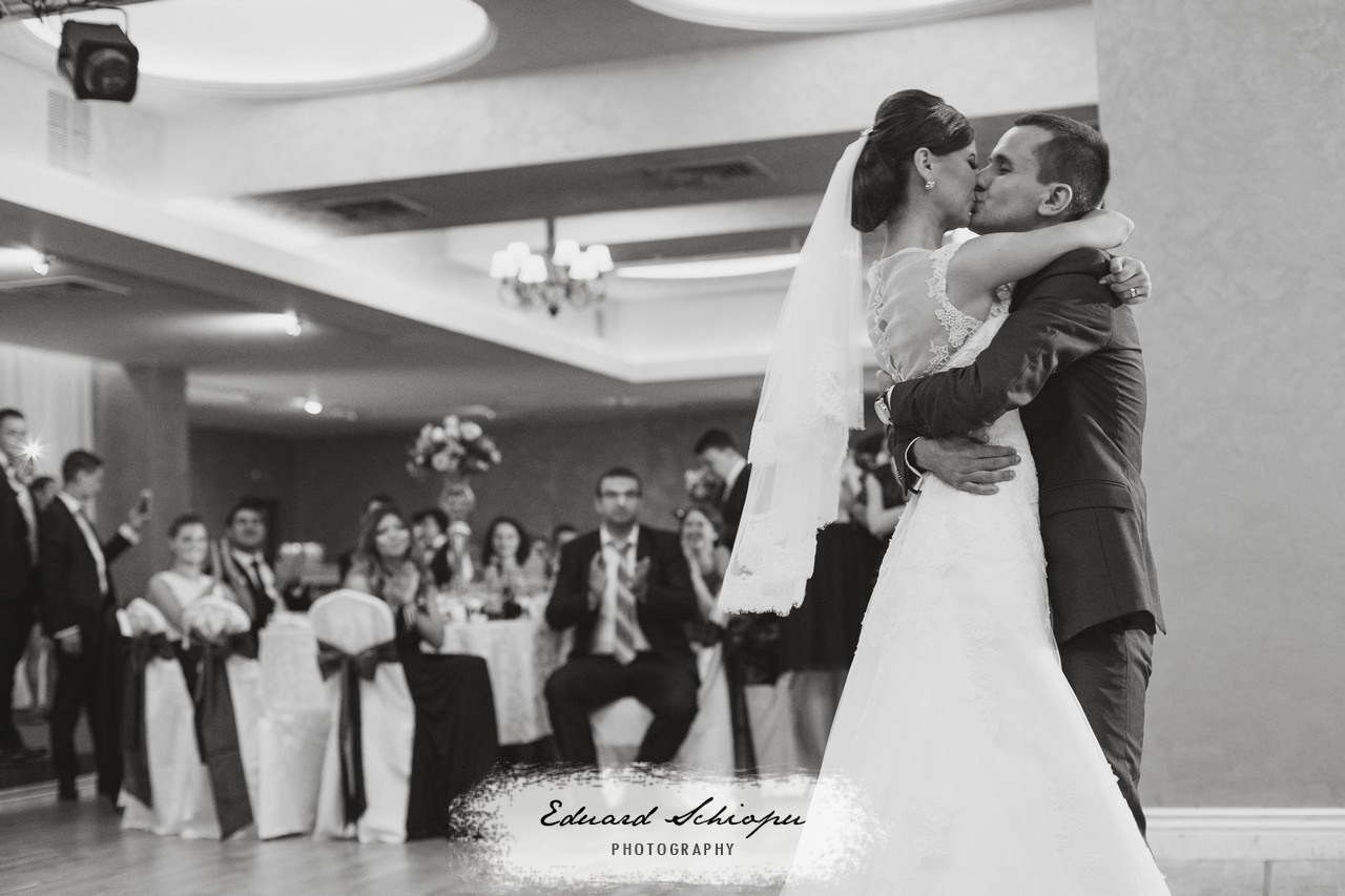 Laura si Bogdan by fotograf nunta Vaslui — Eduard Schiopu