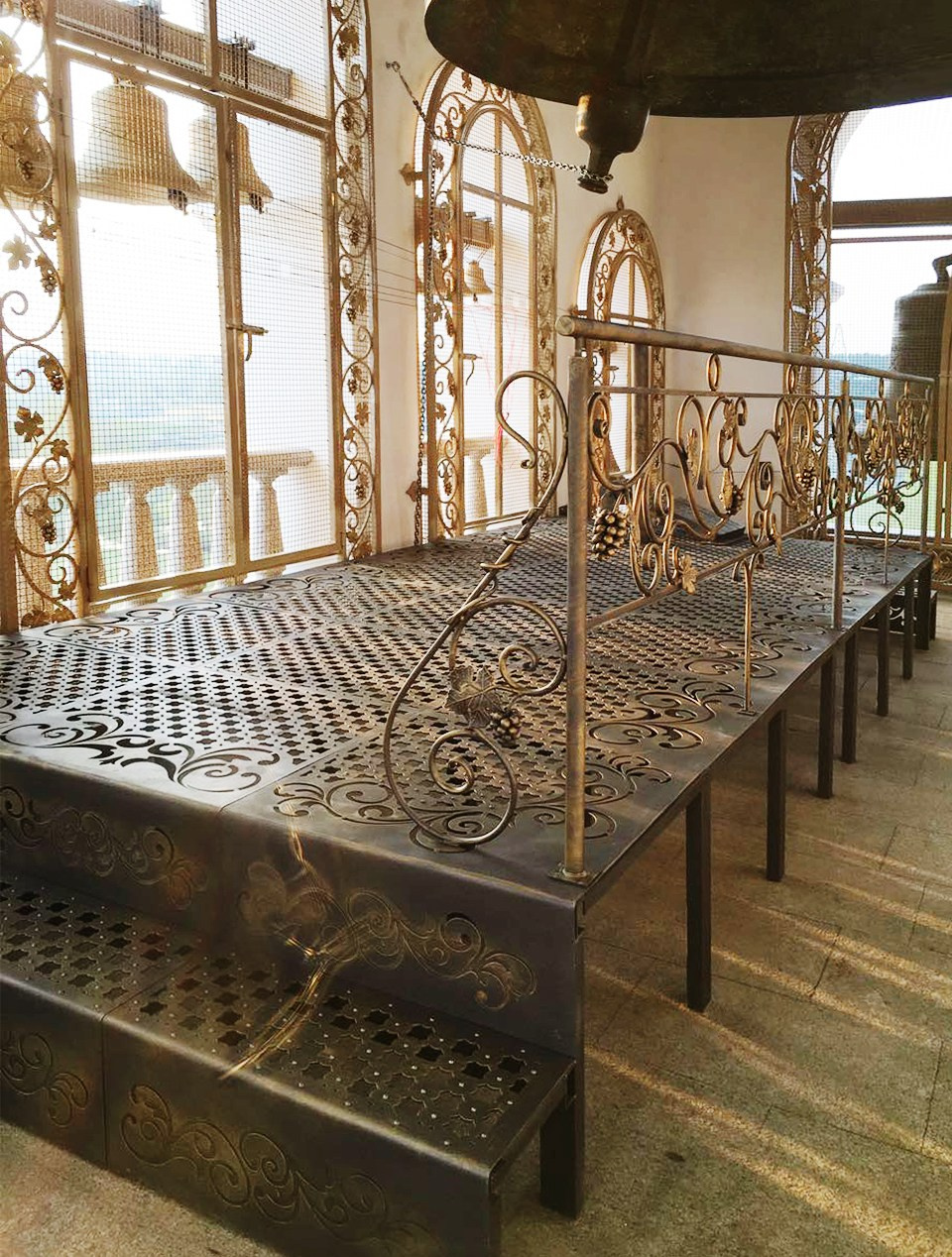 Подиум для звонаря с комплектом роликов и педалей колокольни Храма-памятника в честь Всех Святых и в память о жертвах, спасению Отечества нашего послуживших в городе Минске Минской Епархии Белорусской Православной Церкви. 2019 г. Сталь, художественная ковка, лазерная резка, сварка