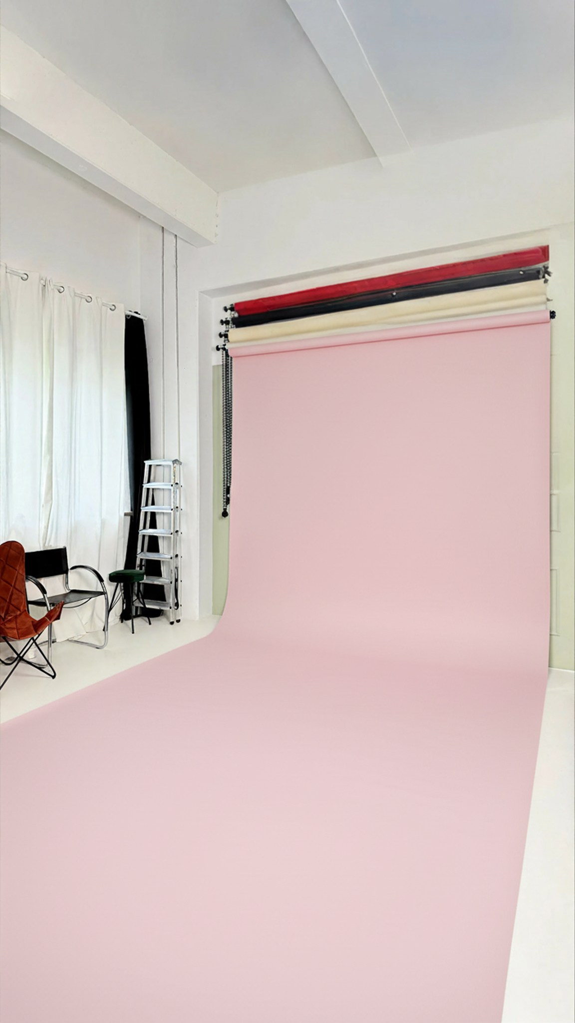 Papier-Hintergrund Baby Pink im Fotostudio Aesthetic Space München – perfekt für Beauty Kosmetik und feminine Kampagnen