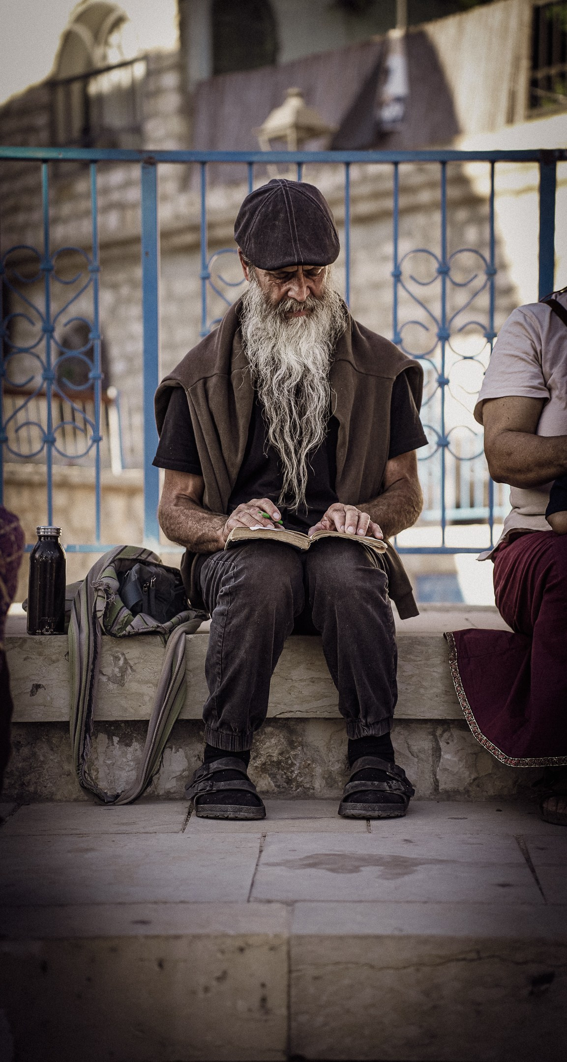 שירותים. יותם שחר צילום ועריכה