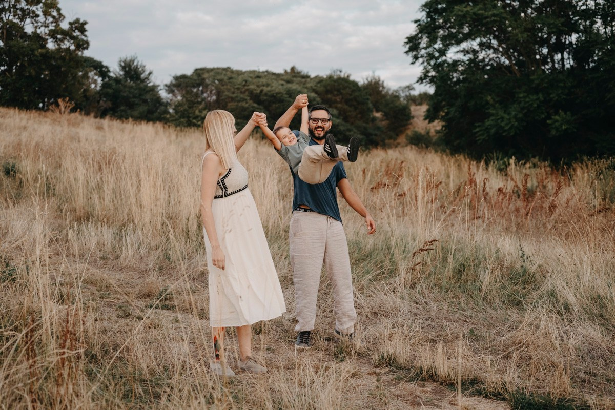 Dijana, Relja i Teo / porodicno fotografisanje napolju. Deciji i porodicni fotograf u Beogradu Oksana Skendzic