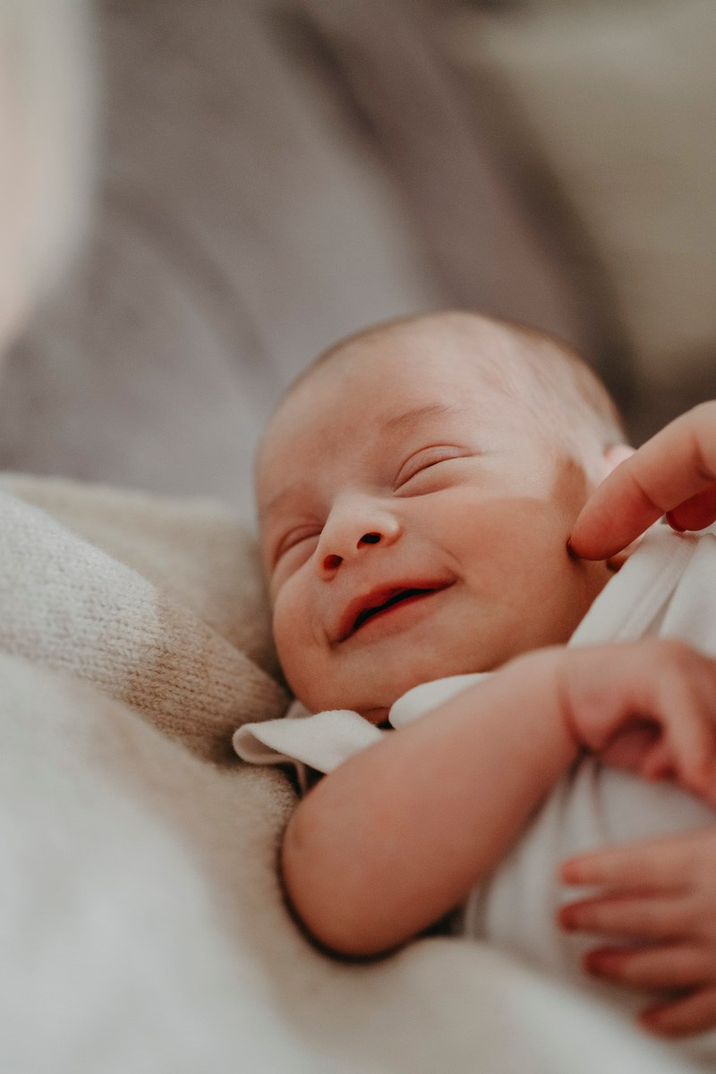 Maja Wilijam Lana i Hana — porodicno fotografisanje bebe kod kuce. Deciji i porodicni fotograf u Beogradu Oksana Skendzic