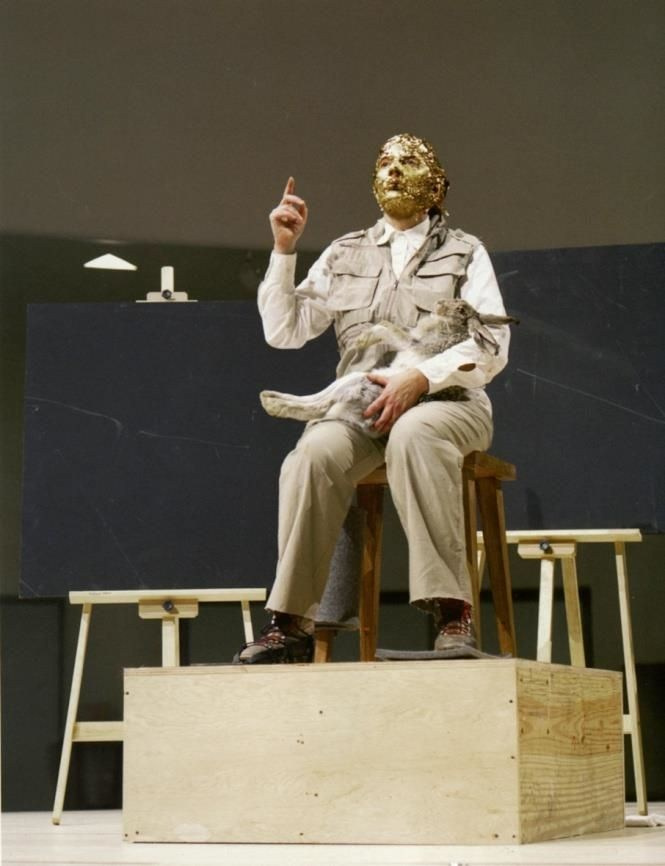 Йозеф Бойс, Как объяснить картины мёртвому зайцу (1965). Легендарная акция художника с золотой маской и мёртвым животным в руках.