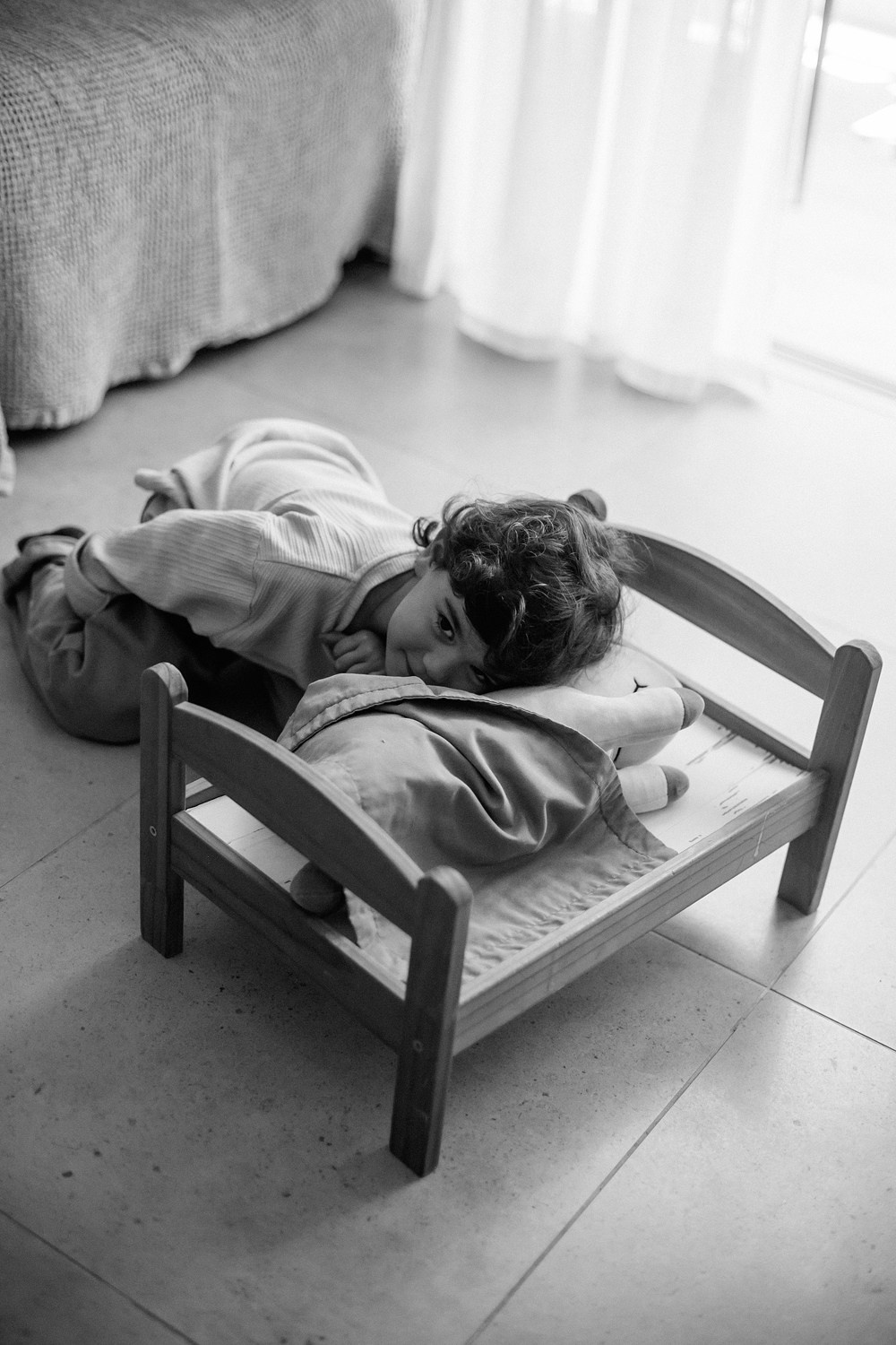 Mom&daughter at home. Family photographer in Israel