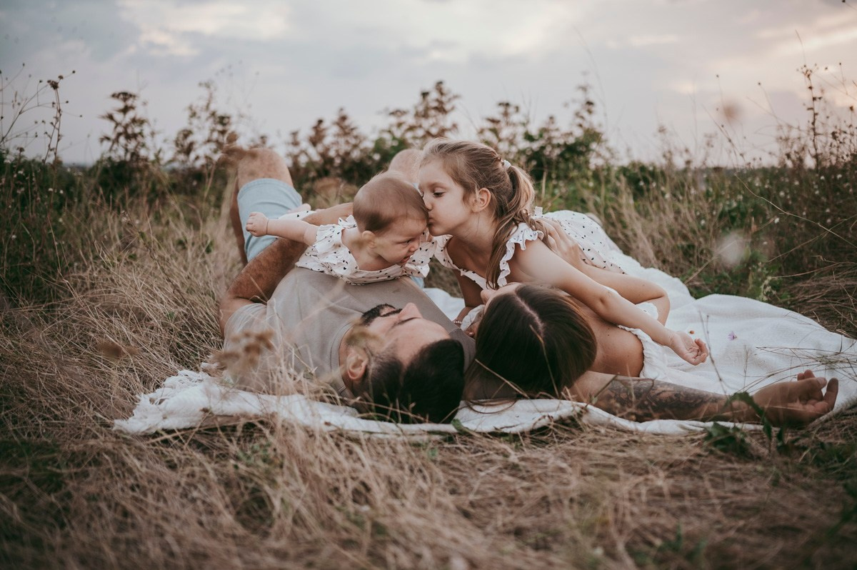 Sonja, Bojan, Nadja i Una / porodicno fotografisanje. Deciji i porodicni fotograf u Beogradu Oksana Skendzic