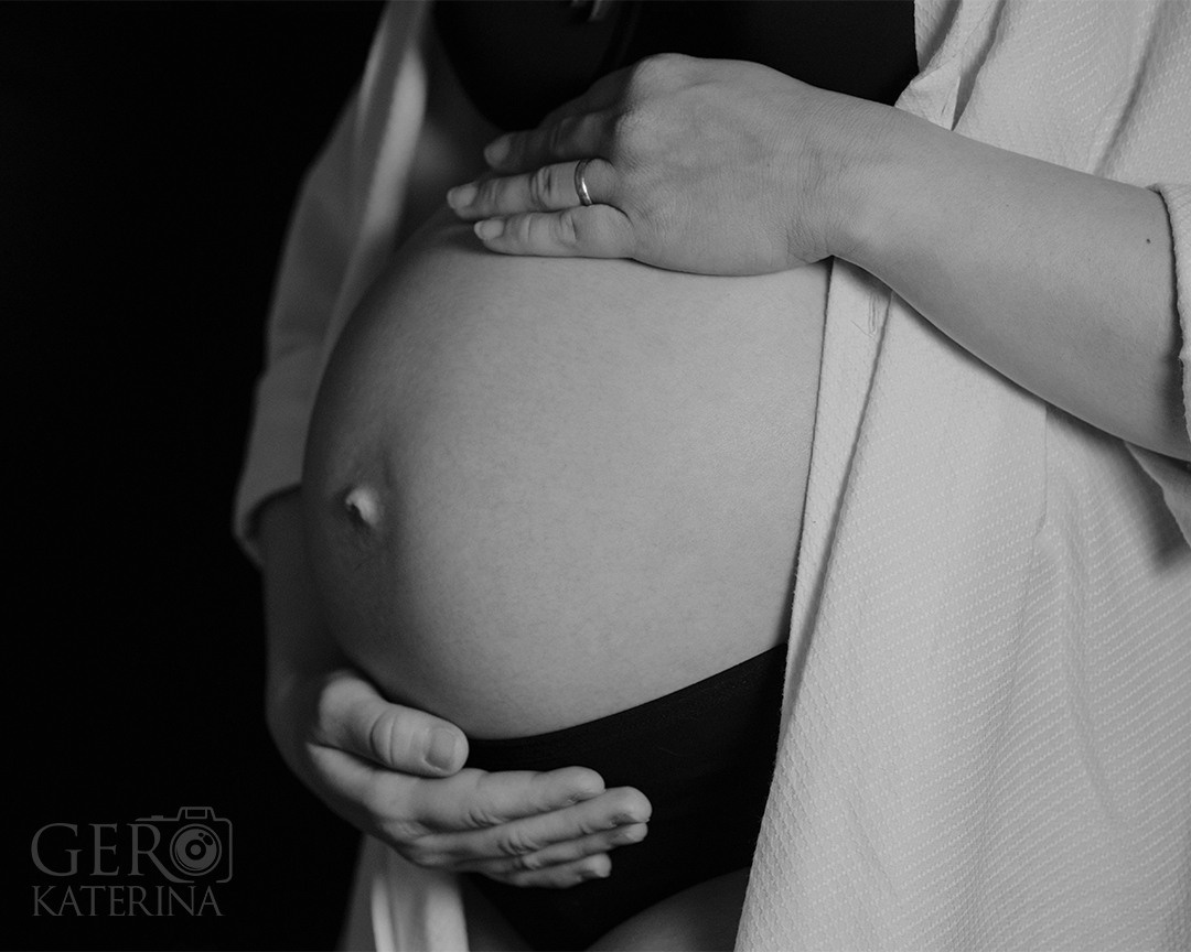 Foto bianconere. Fotografa di neonati di attesa di famiglia Gero Kateryna