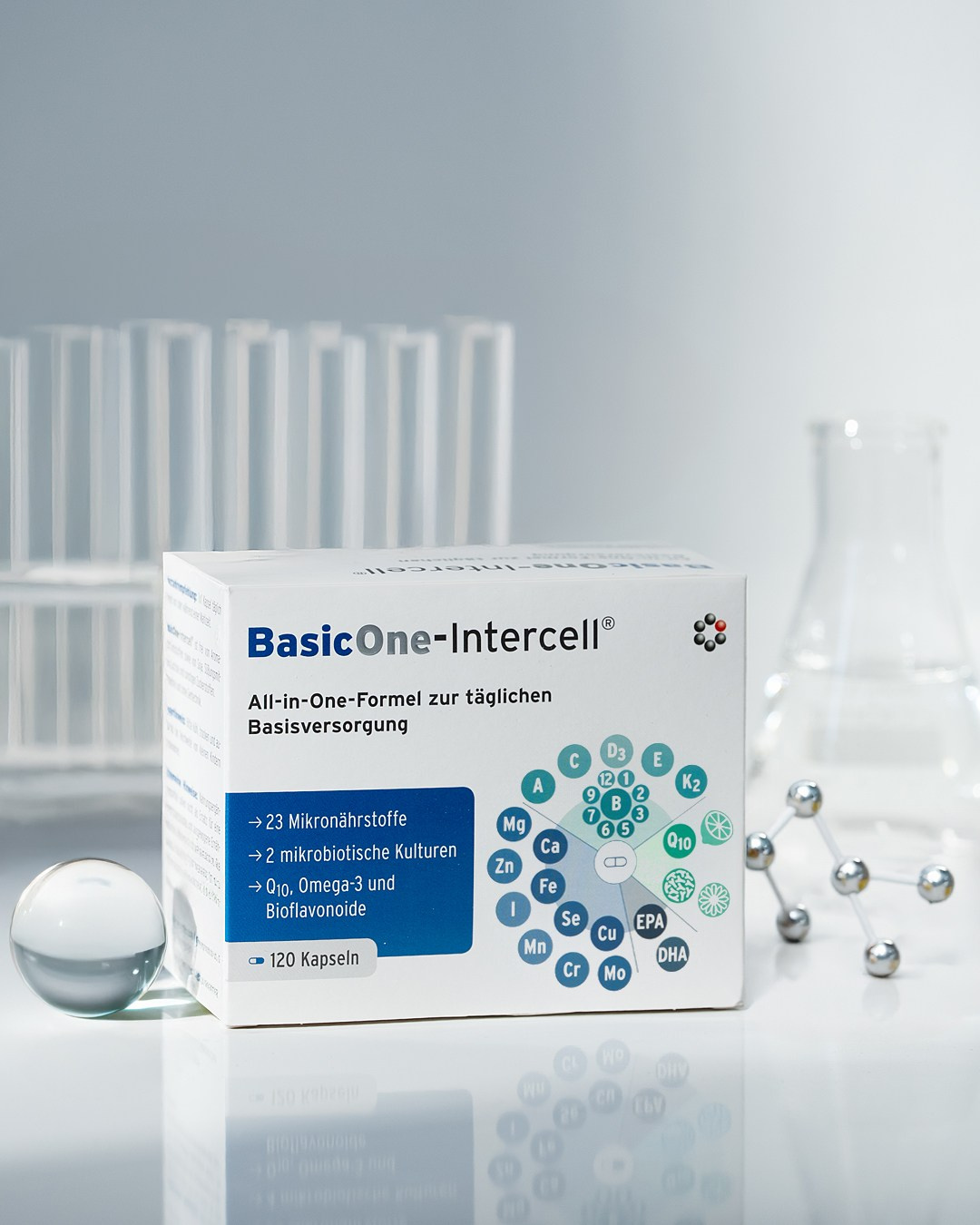 Fotografia produktowa suplementów diety w aranżacji laboratoryjnej. Profesjonalne zdjęcie reklamowe wykonane przez Focusiv Studio – fotografia farmaceutyczna i medyczna, Gorzów Wielkopolski, Poznań, Wrocław, Szczecin, Zielona Góra.