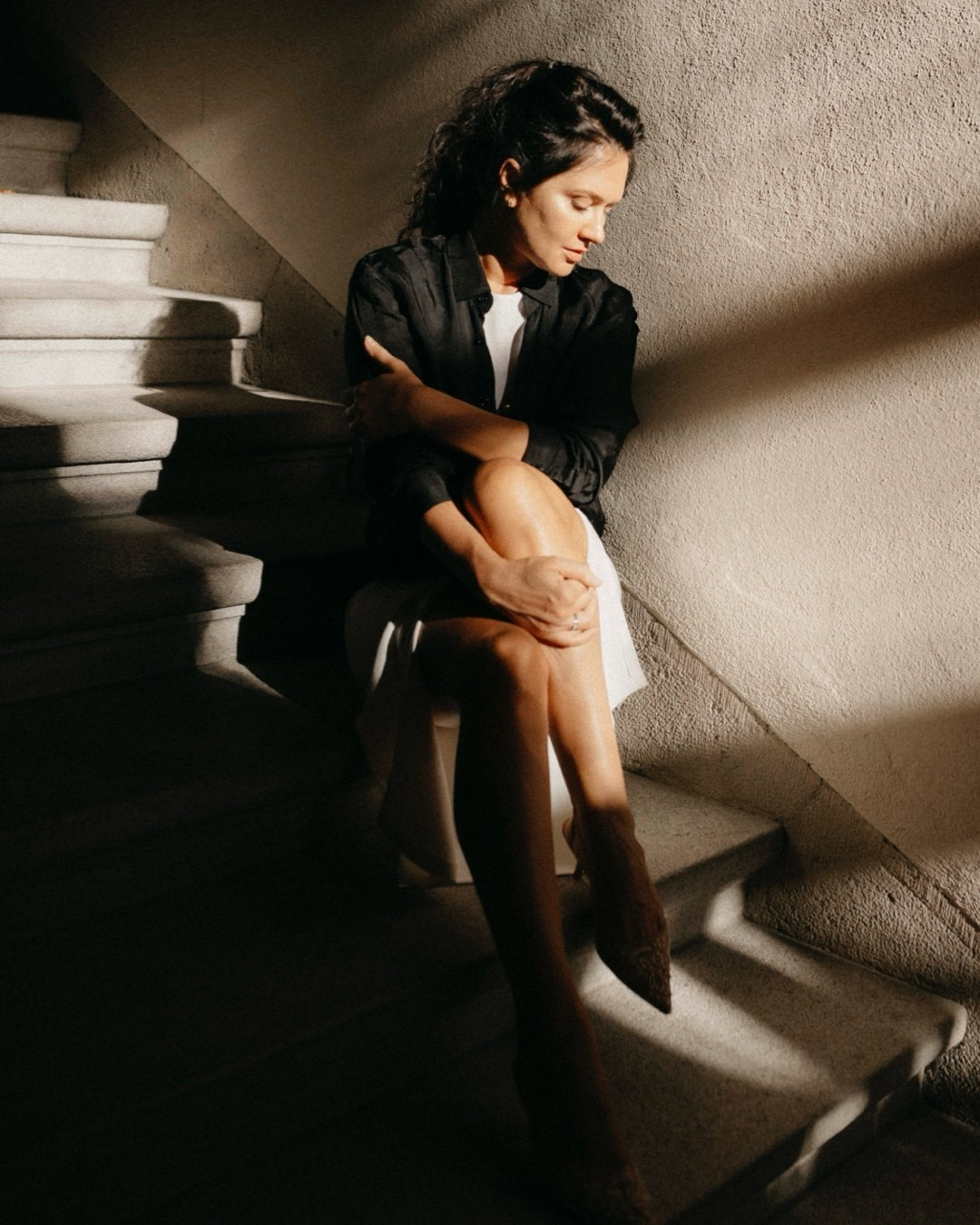 Olesya — a summer portrait in the city. Polina Sobol — family & documentary photographer in Bern. Outdoor & urban photo sessions for families, kids and couples