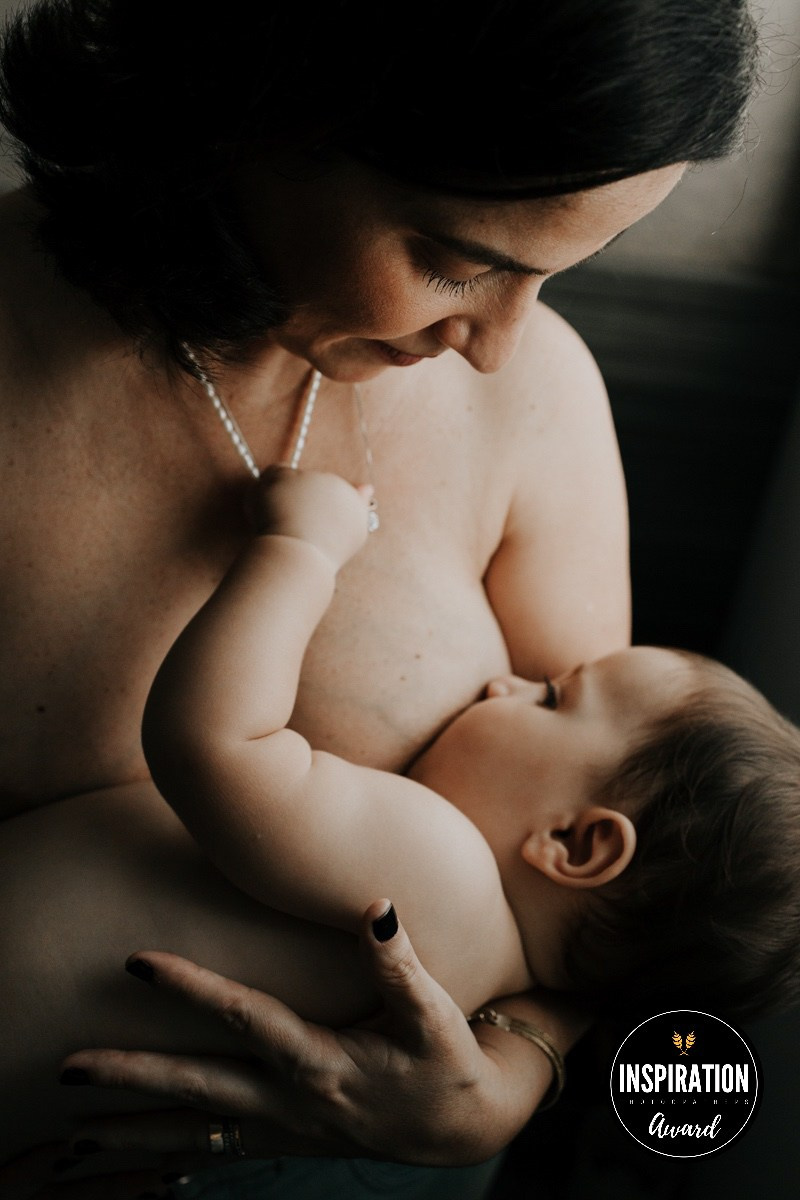 Mãe amamentando bebê em momento íntimo e afetivo