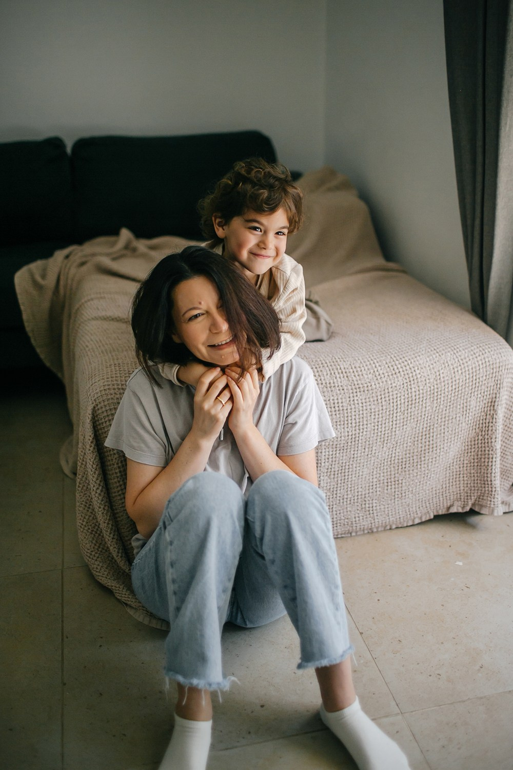 Mom&daughter at home. Family photographer in Israel