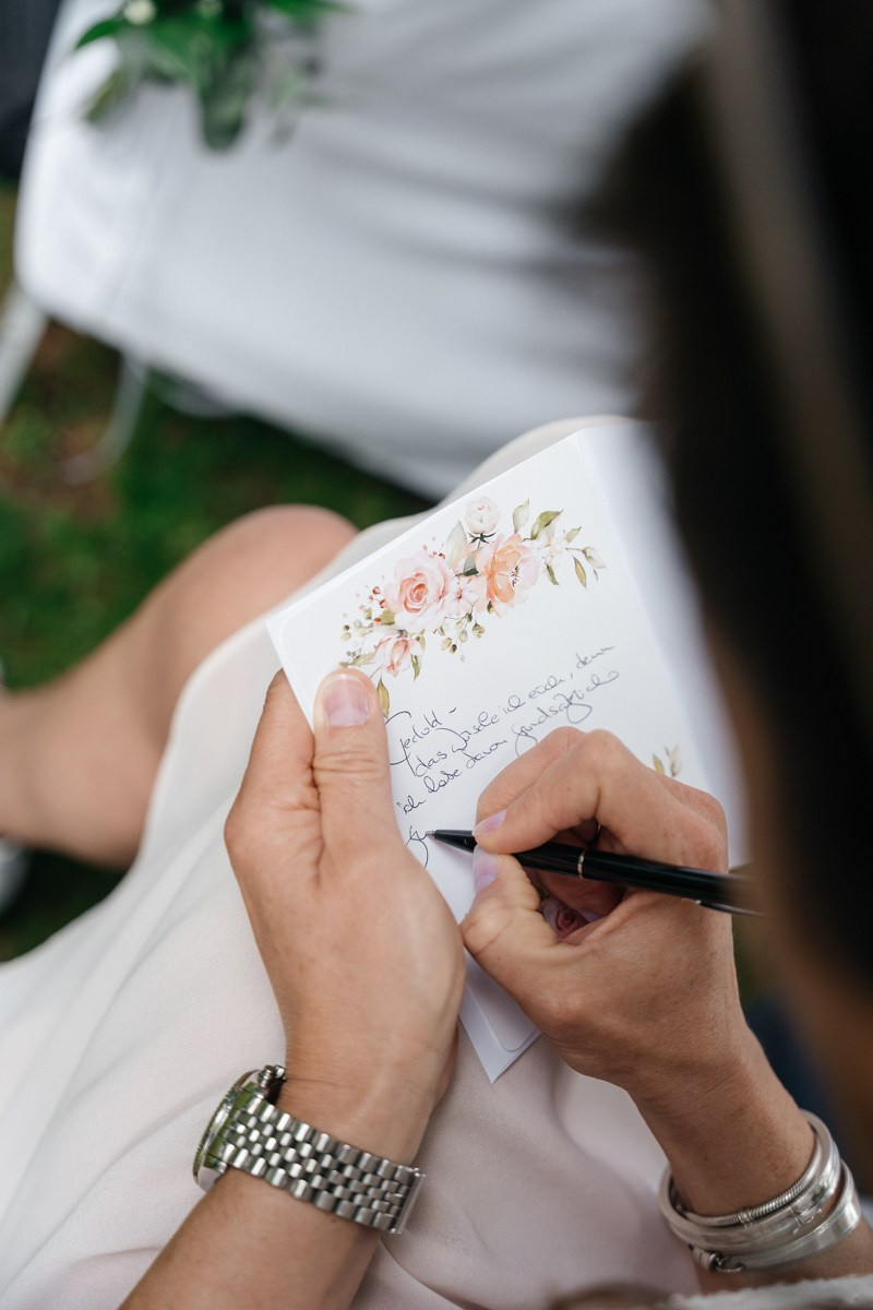 guests is writing wishes to the couple