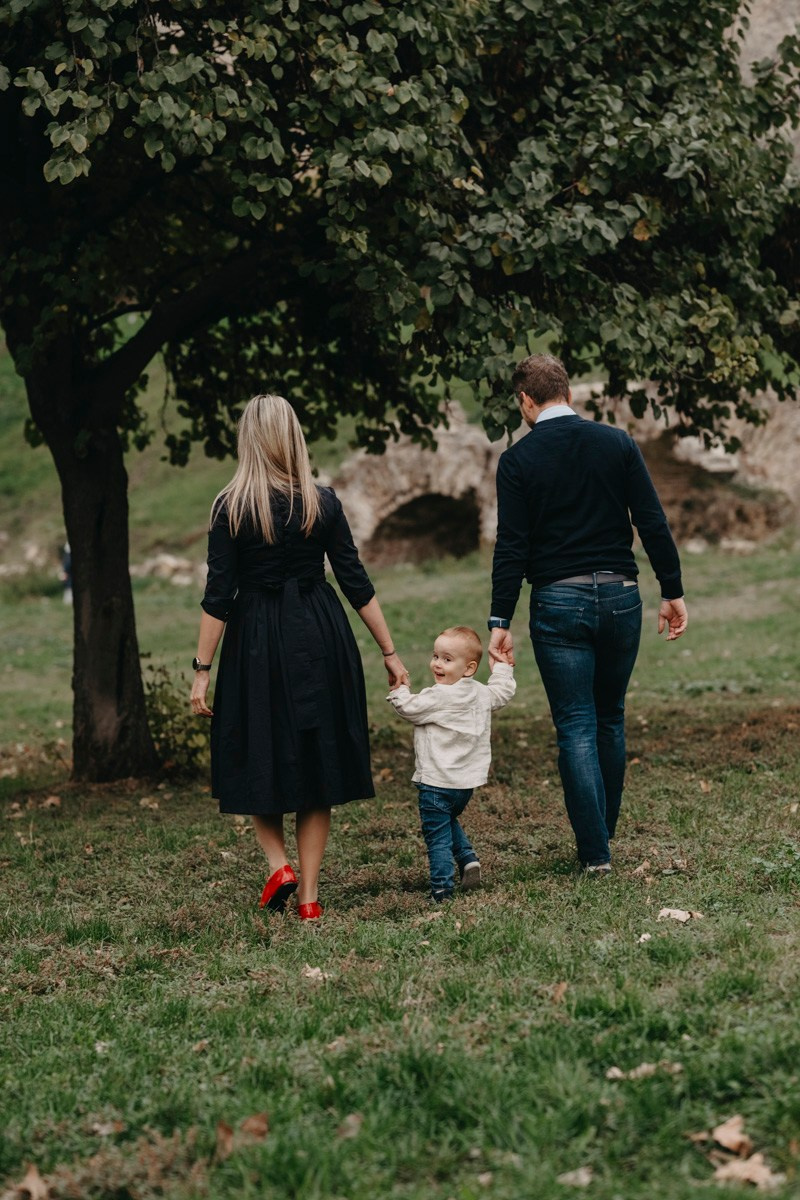 Nevena, Dusan i Vuk porodicno fotografisanje napolju. Deciji i porodicni fotograf u Beogradu Oksana Skendzic