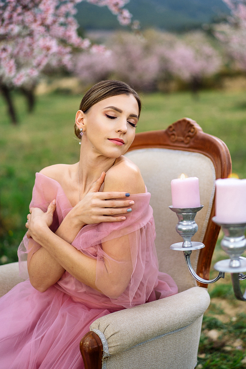 Фотосессия в цветущем миндале. Фотограф и визажист Анастасия Гусарова