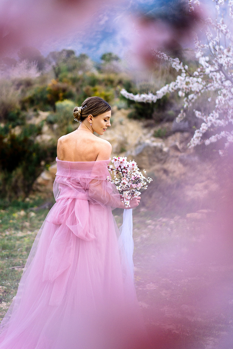 Фотосессия в цветущем миндале. Фотограф и визажист Анастасия Гусарова