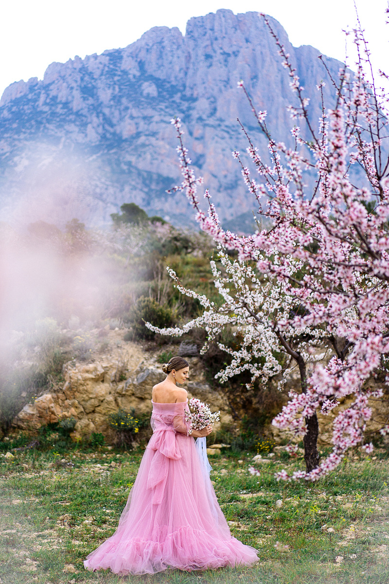 Фотосессия в цветущем миндале. Фотограф и визажист Анастасия Гусарова