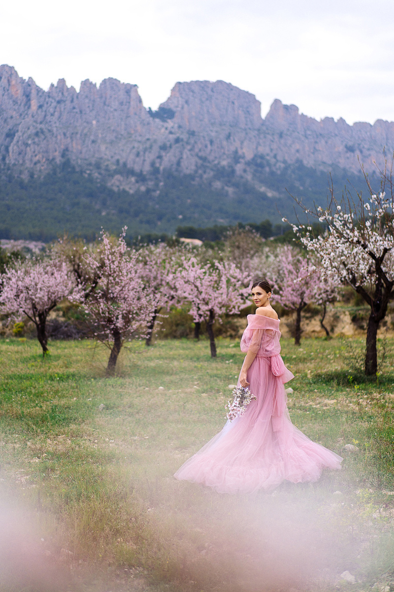 Фотосессия в цветущем миндале. Фотограф и визажист Анастасия Гусарова