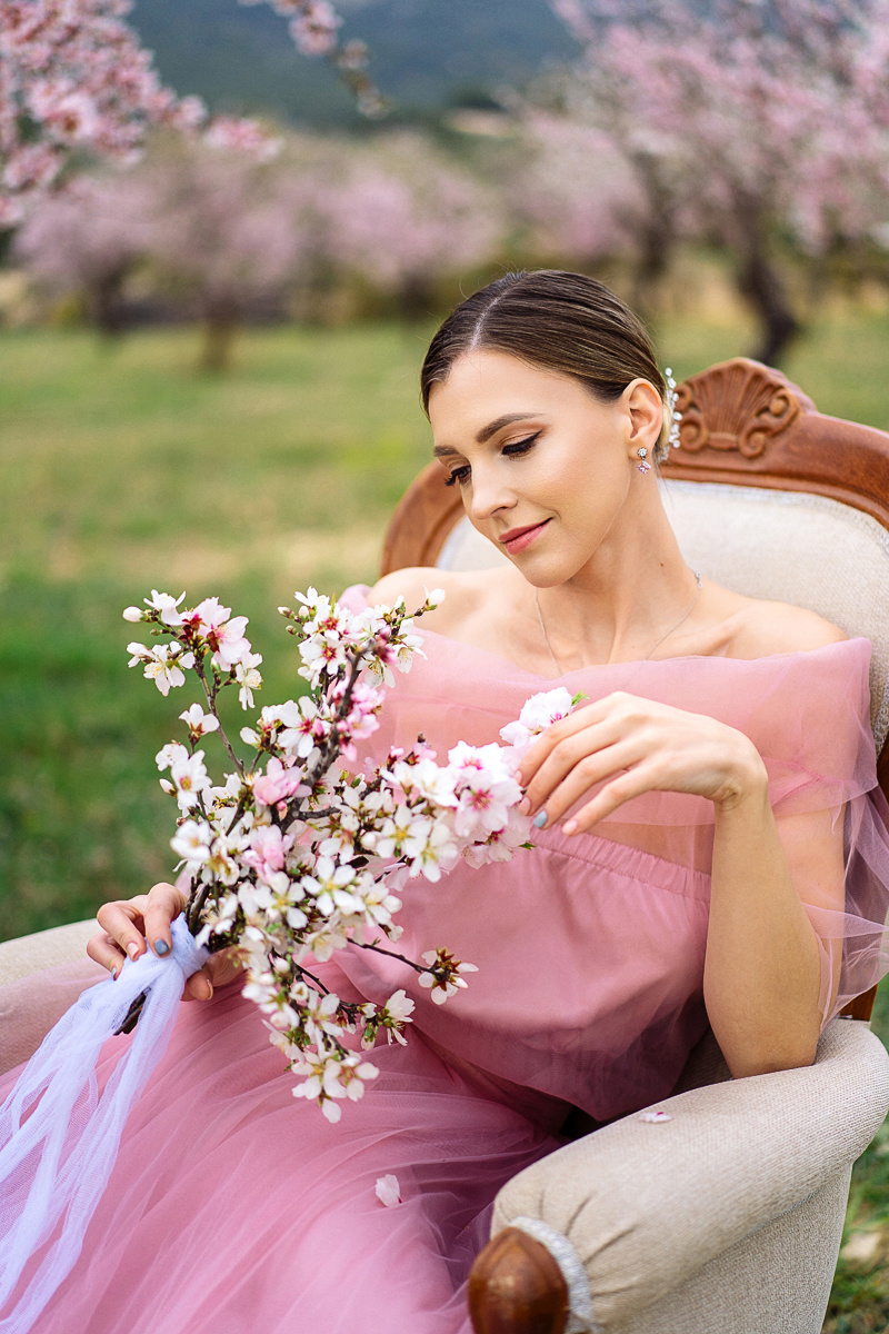 Фотосессия в цветущем миндале. Фотограф и визажист Анастасия Гусарова