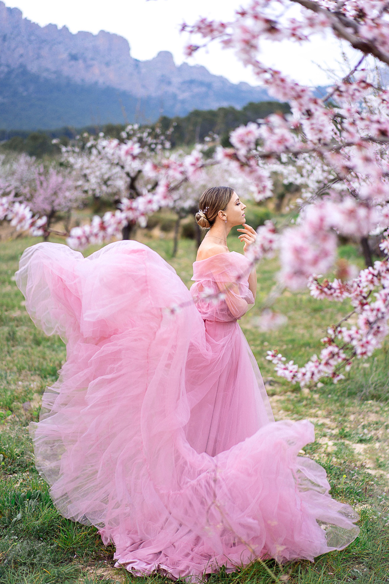 Фотосессия в цветущем миндале. Фотограф и визажист Анастасия Гусарова