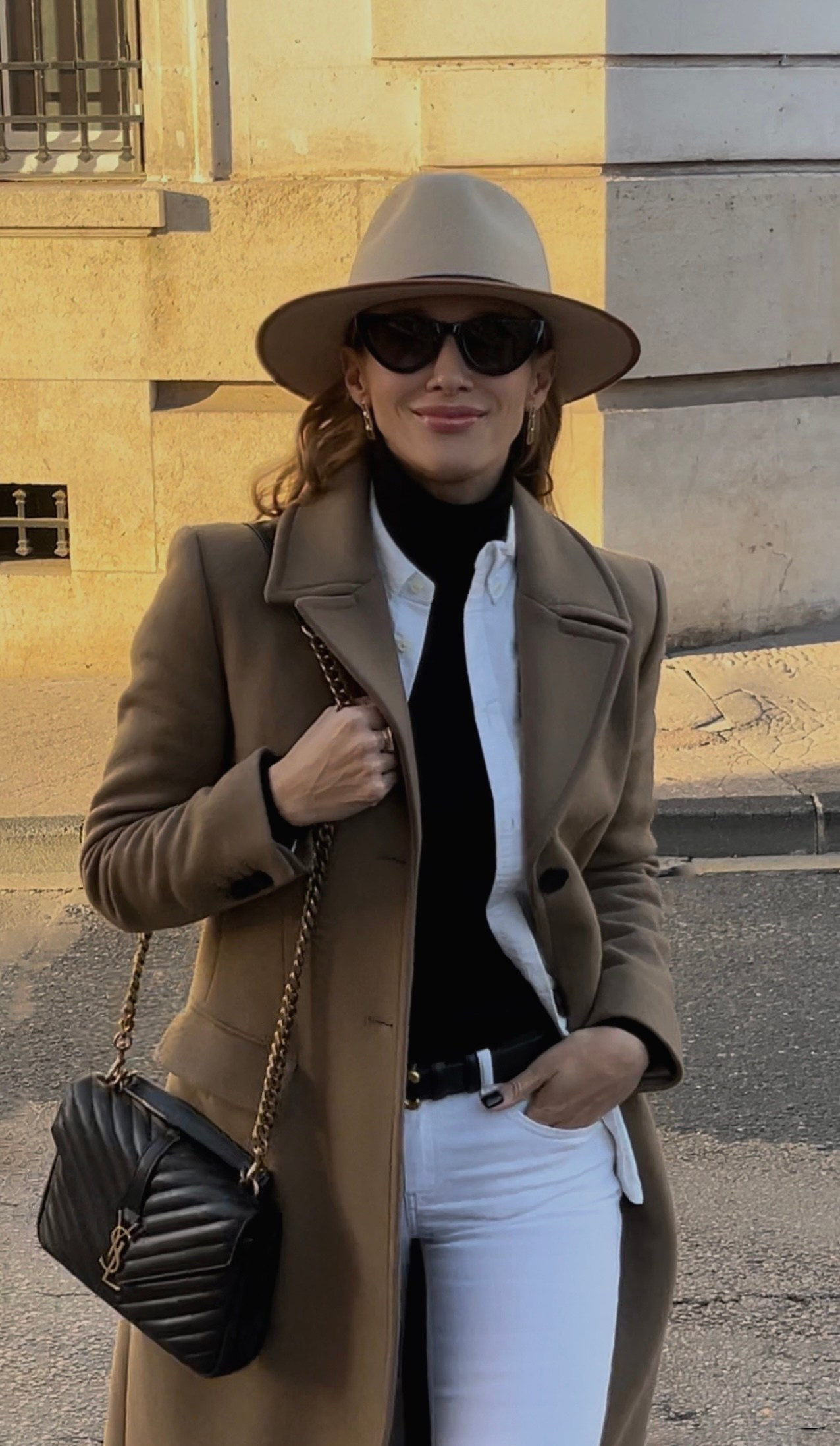 portrait mode femme avec chapeau, look automnal chic en ville