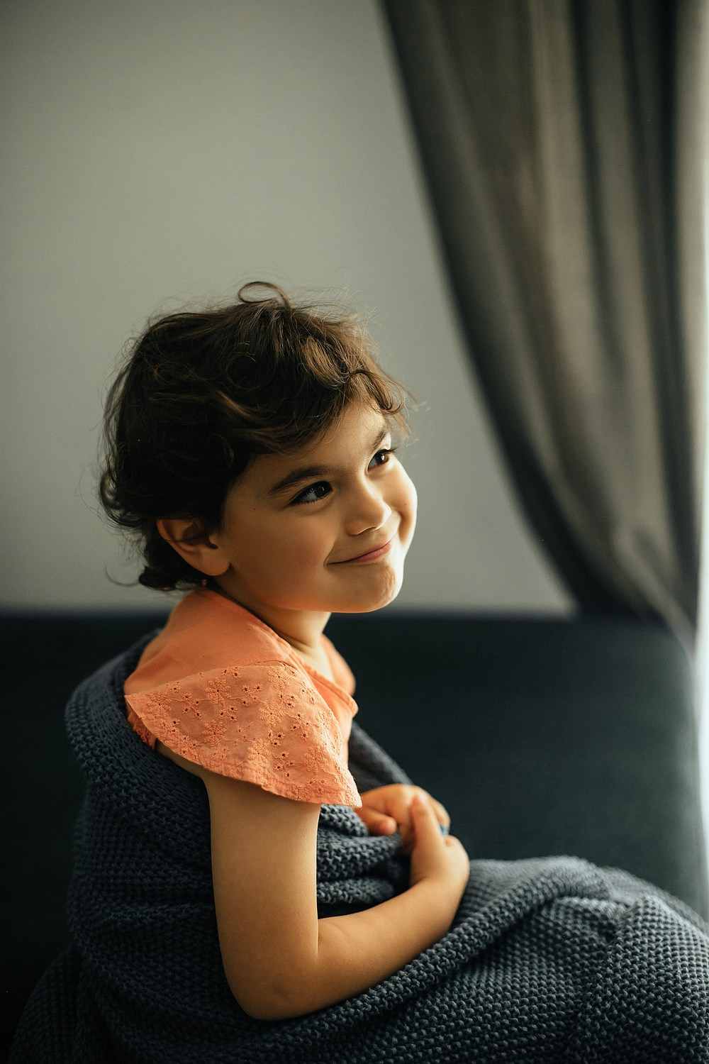 Mom&daughter at home. Family photographer in Israel
