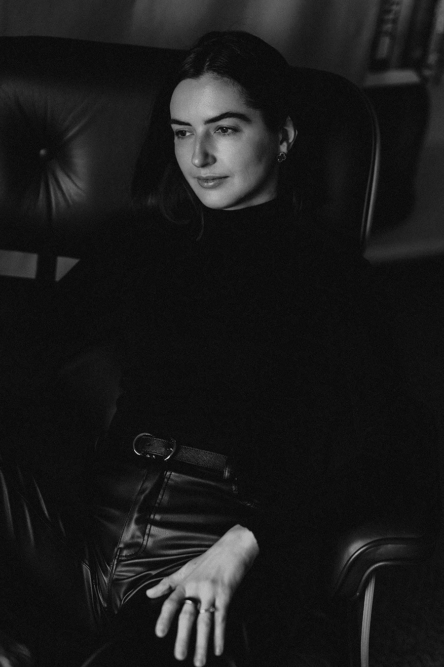 Your minimalistic home portrait may look like. Maternity, newborn photographer in the Bay Area|Iryna Rakivnenko