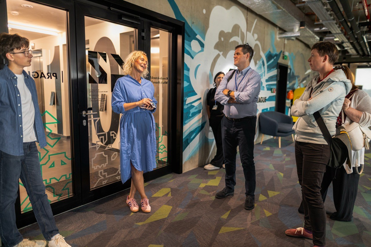 Firemní fotograf Praha. Dana Lišková — Empatická fotografka | Introspektivní umělkyně | Neurodivergentní koučka| Zakladatelka Artepy.cz