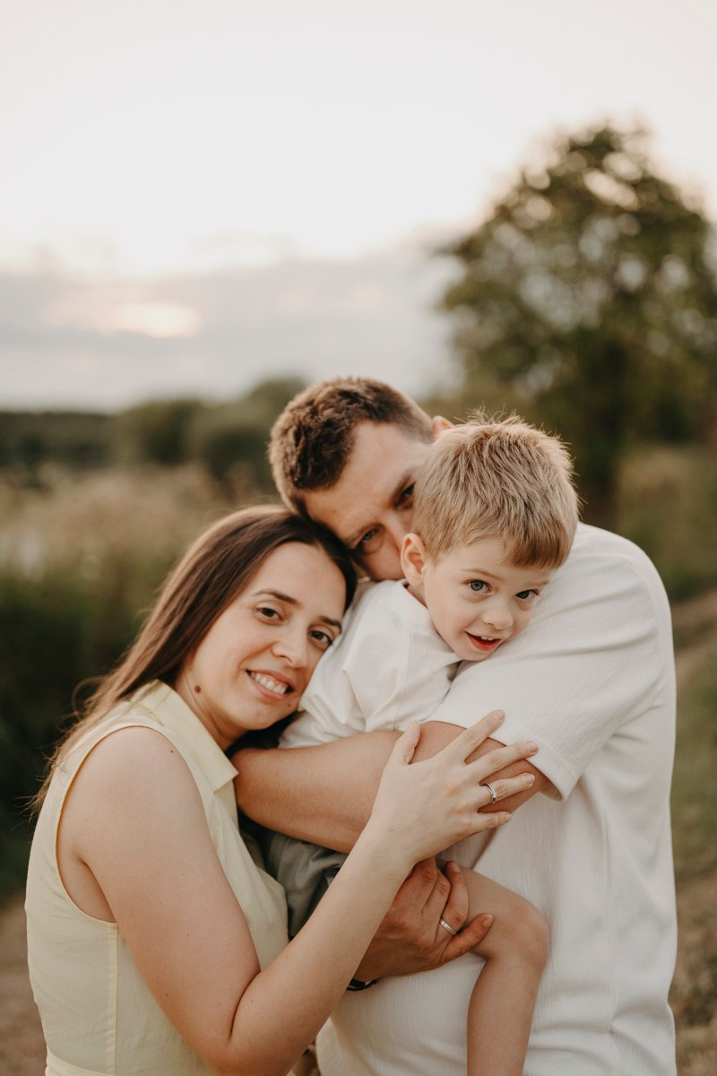 Djurdjica, Tadej i Miloje porodicno fotografisanje napolju. Deciji i porodicni fotograf u Beogradu Oksana Skendzic