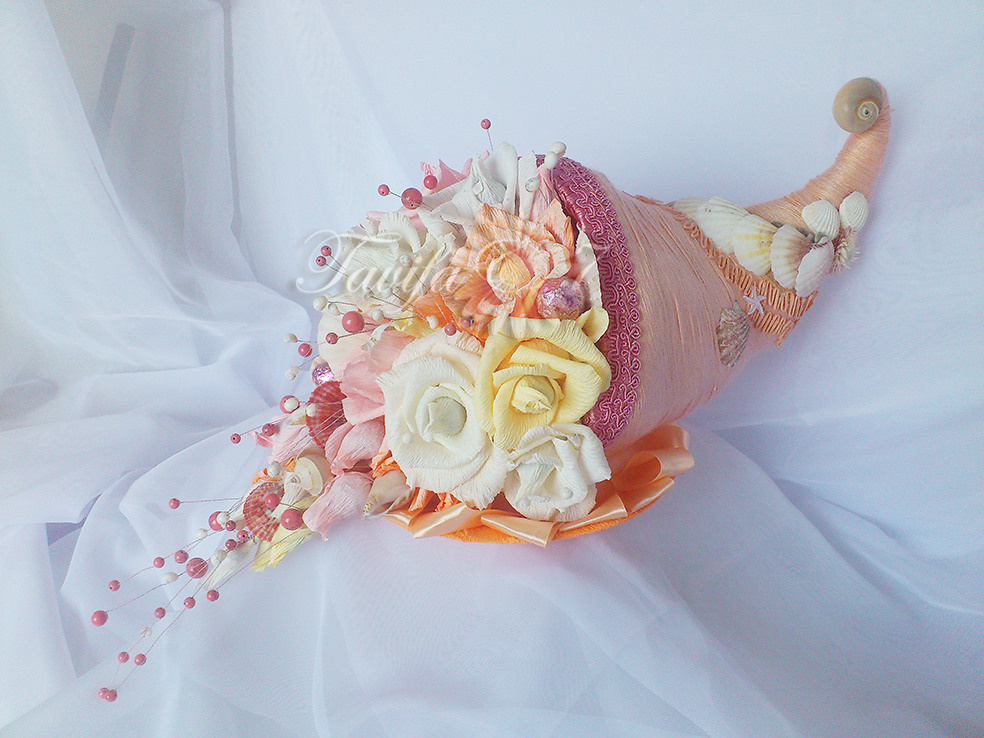 Подарок на  35 -летний свадебный юбилей  -  в форме рога изобилия с конфетами и бусинами из натуральных кораллов