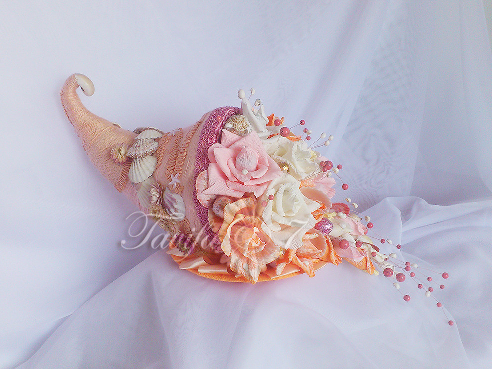 Прекрасный подарок  - конфетная композиция в виде рога изобилия в коралловых оттенках с натуральными коралловыми бусинами и натуральными ракушками