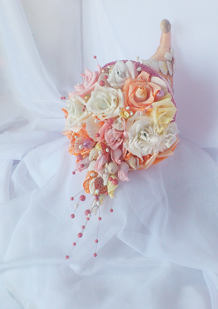 Рог изобилия с конфетами для семейной пары на юбилей 35 лет  со дня свадьбы в коралловых оттенках с бусинами из натурального коралла и с натуральными ракушками.