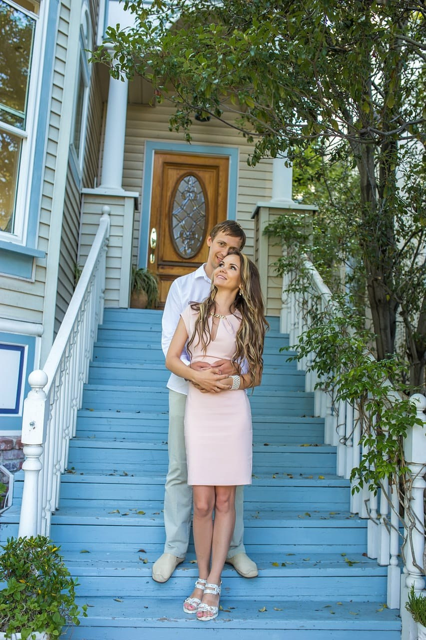 Unique Venice Canals architecture frames a romantic couple's photoshoot