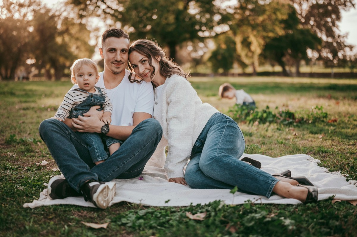Aleksandra, Filip, Lion i Luka / PORODICNOFOTOGRAFISANJE napolju. Deciji i porodicni fotograf u Beogradu Oksana Skendzic