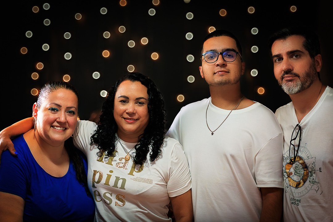 Retrato de família em home studio movel