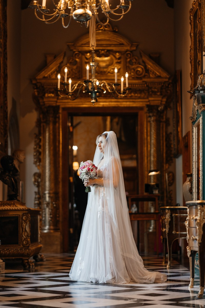 bride in the hall of kronberg
