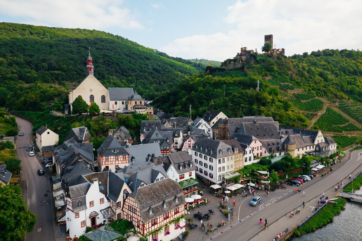 Wedding on a Boat on Mosel River in Beilstein. Wedding photographer & videographer in Germany and Frankfurt | Denis Mirosnik