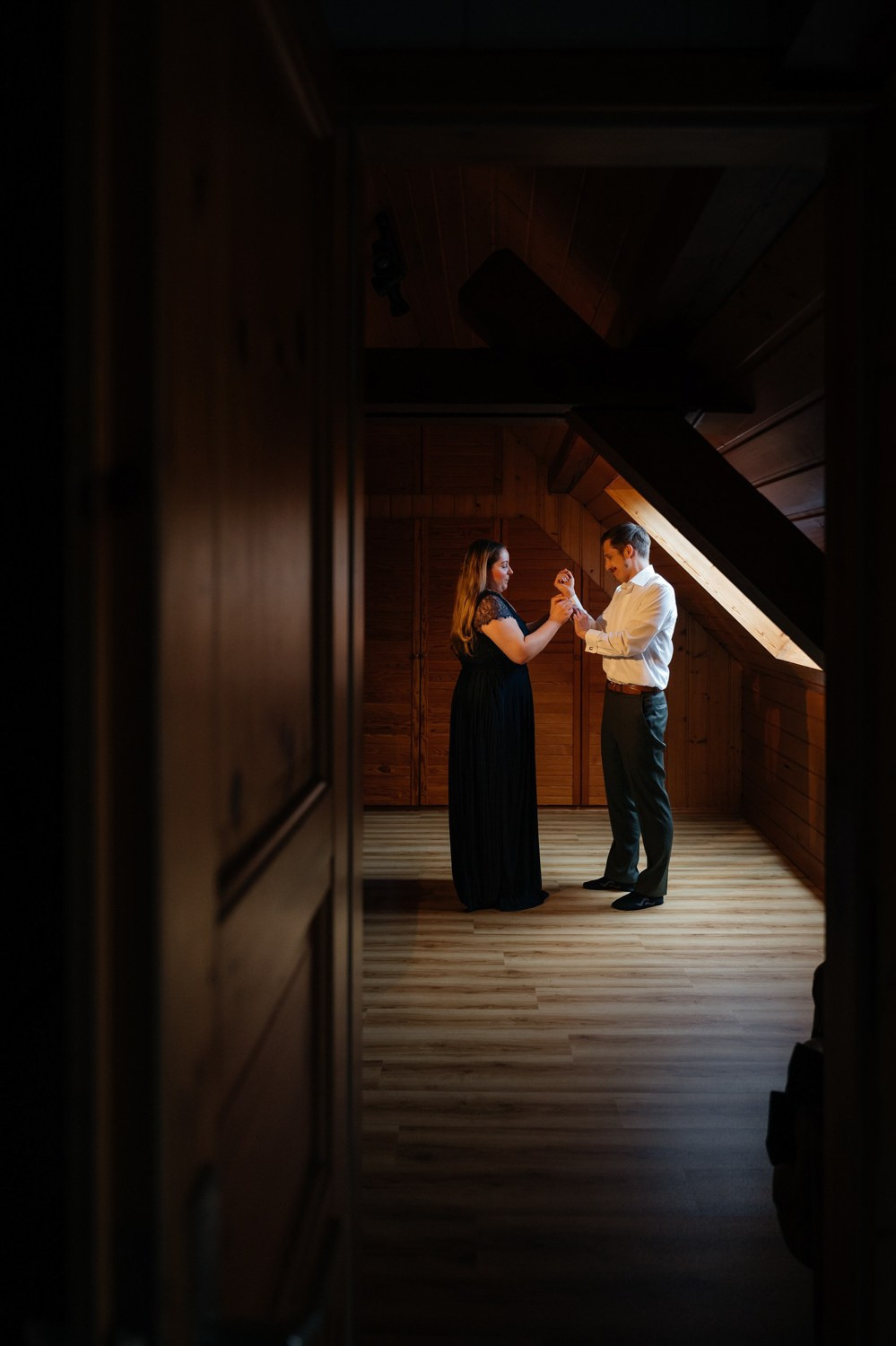 grooms gets ready putting cufflinks