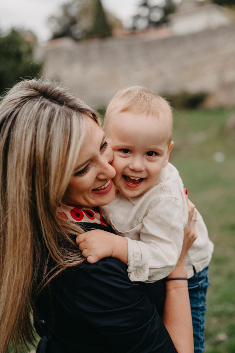 Nevena, Dusan i Vuk porodicno fotografisanje napolju. Deciji i porodicni fotograf u Beogradu Oksana Skendzic