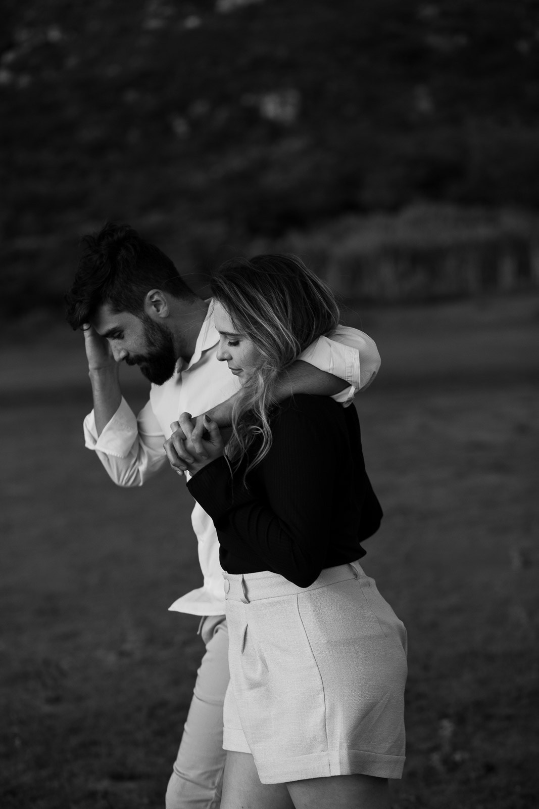 Sabrina e Vinícius em Lapinha da Serra MG, pré-wedding no campo aberto, fotografia documental com luz natural e composição leve, sem poses artificiais.