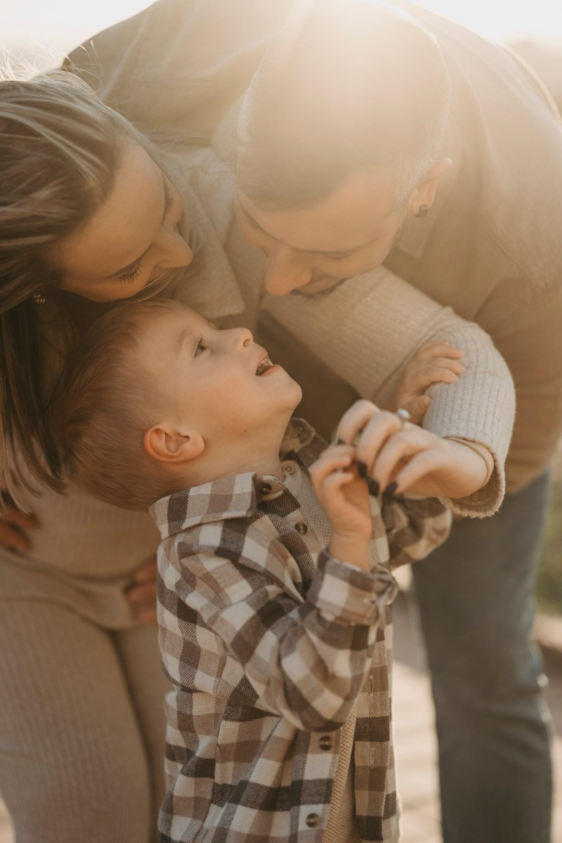 Zlata, Nemanja i Aleksej — porodicno fotografisanje napolju. Deciji i porodicni fotograf u Beogradu Oksana Skendzic