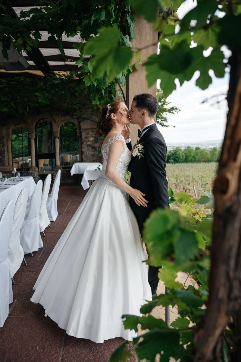 Wedding at Burg Schwarzenstein in Geisenheim. Wedding photographer & videographer in Germany and Frankfurt | Denis Mirosnik