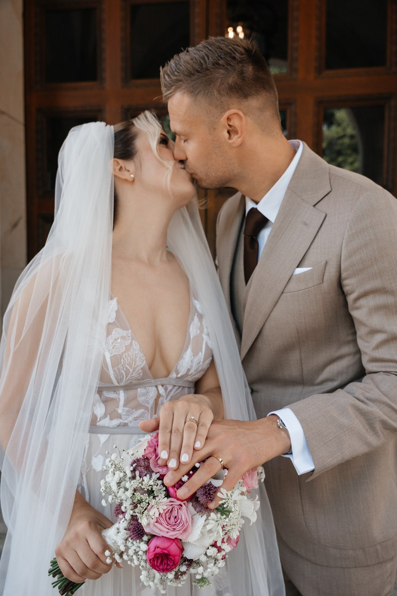 couple kiss with holding hands on bouqet