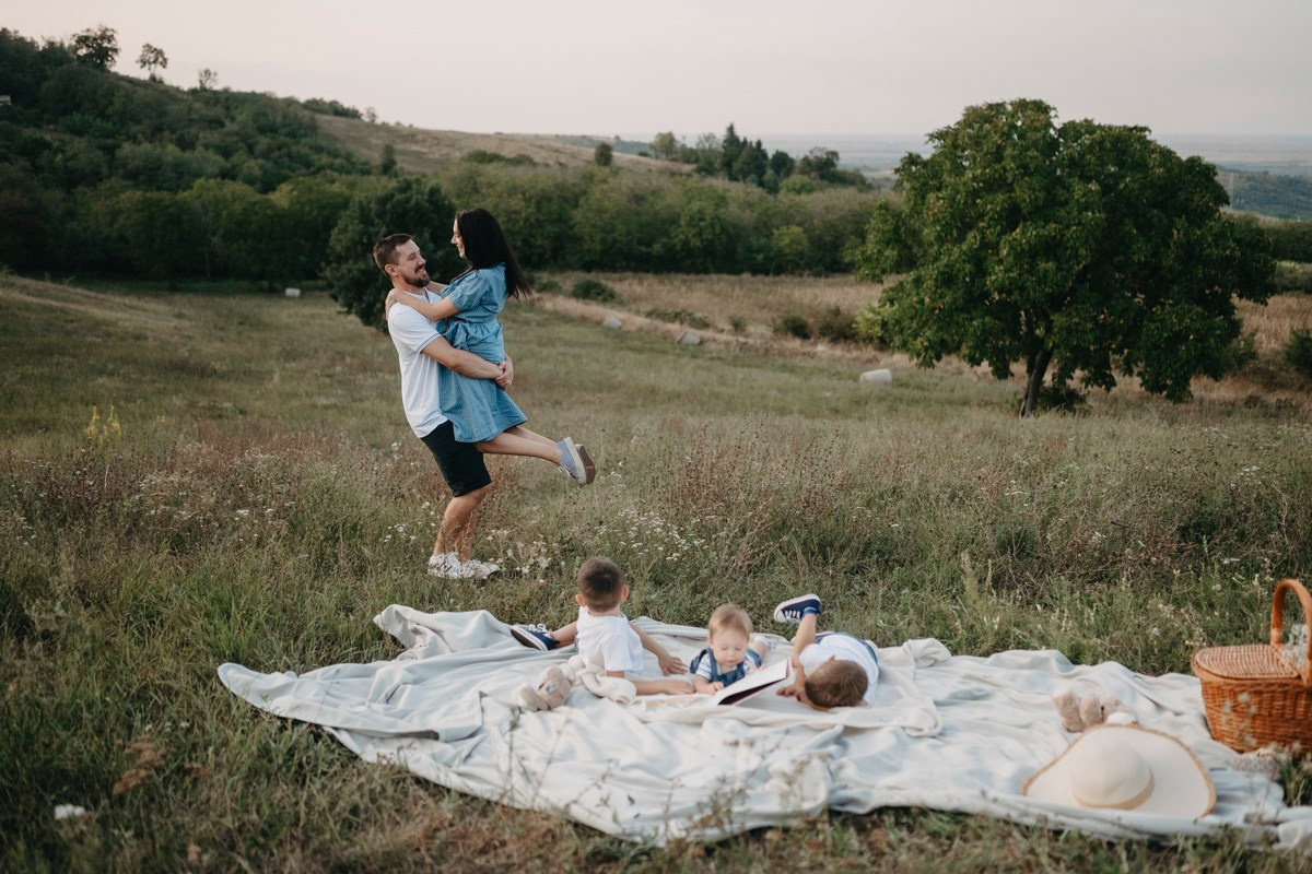 Basici / porodicno fotografisanje u prirodi. Deciji i porodicni fotograf u Beogradu Oksana Skendzic