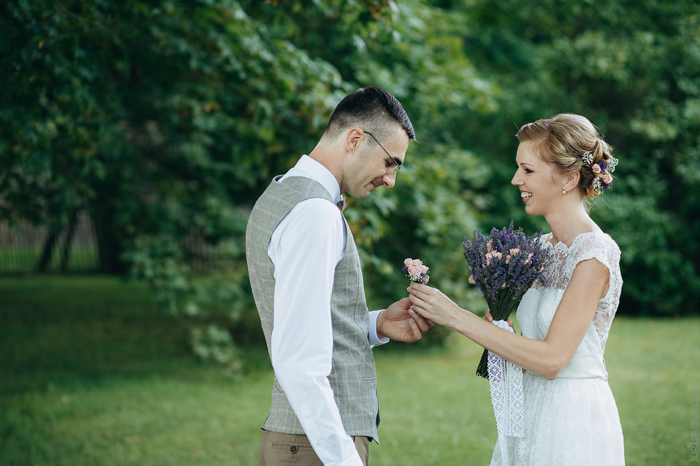 Eko kāzas jūras krastā ar mācītāju, solījumu došana un mielastu dabā