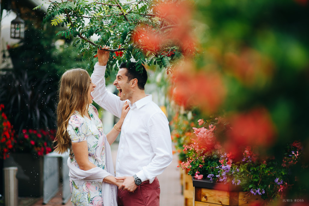 Pirmskāzu pāra fotosesija Vecrīgā radošā reportāžas stilā