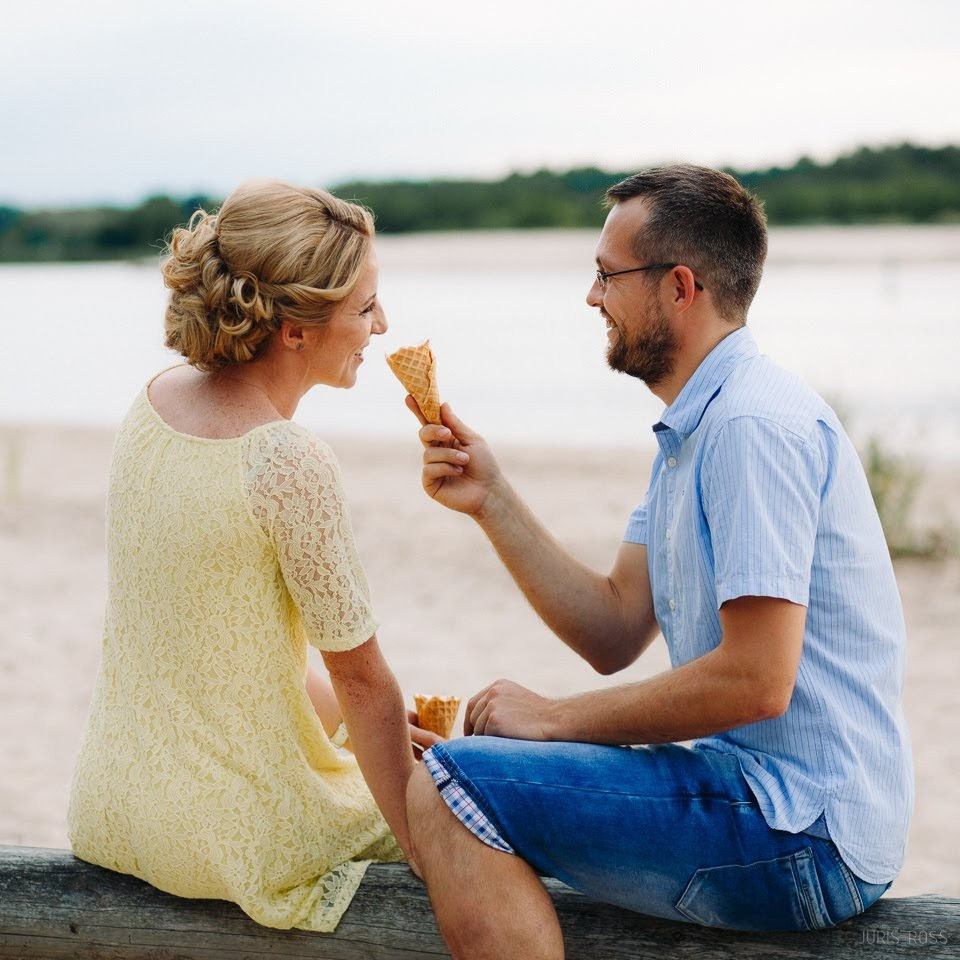 Pāra pirmskāzu fotosesija pie jūras ar saldējumu, smiekliem un saulrie