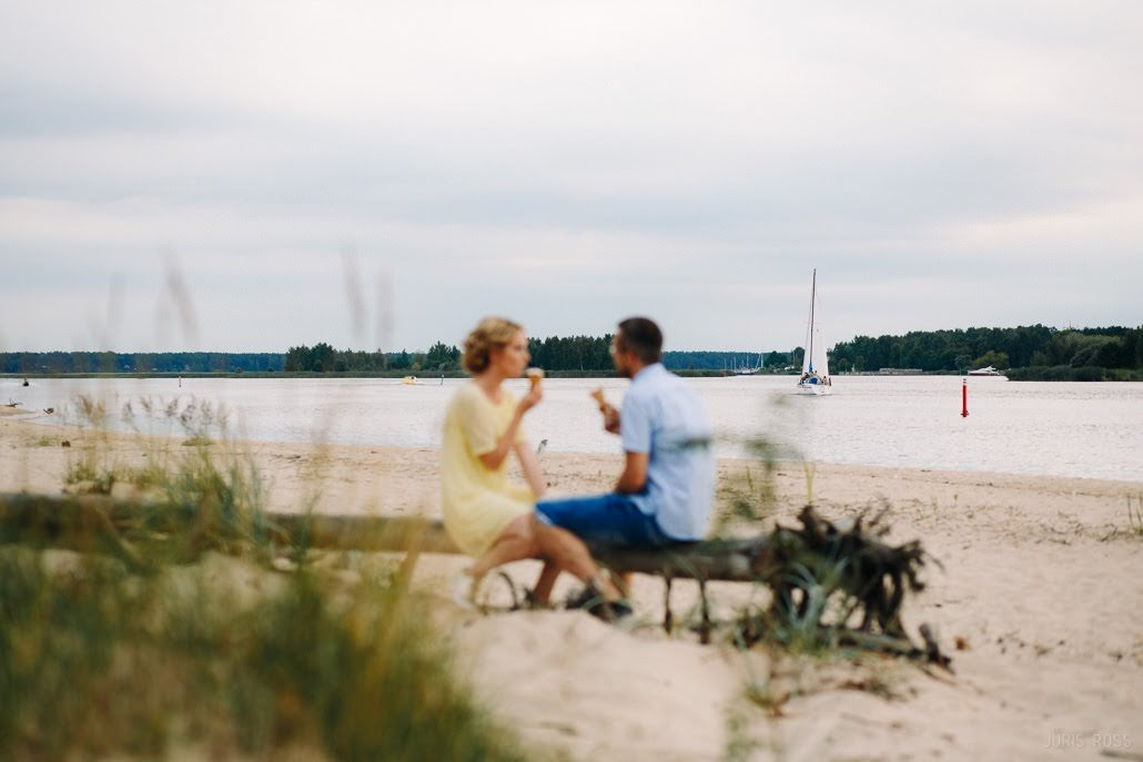 Pāra pirmskāzu fotosesija pie jūras ar saldējumu, smiekliem un saulrie