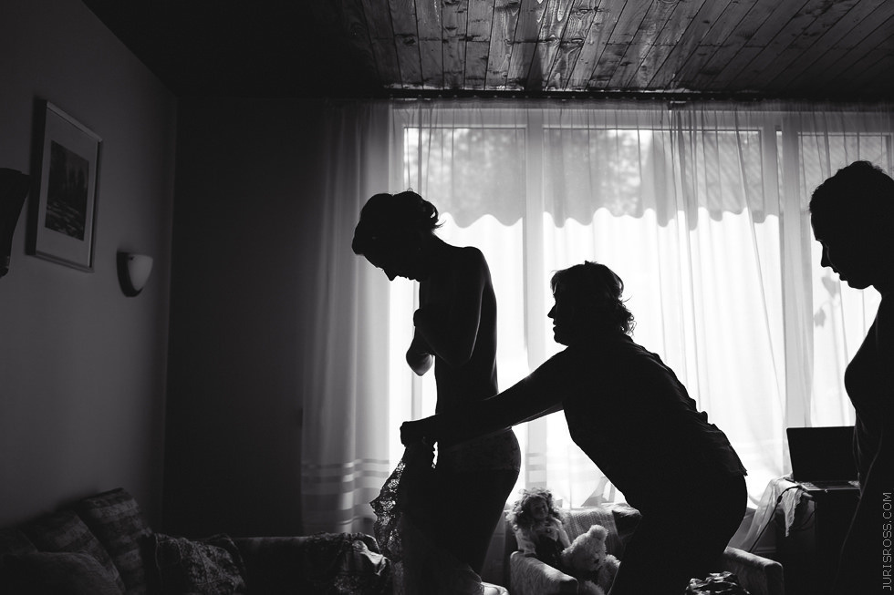 Eko kāzas jūras krastā ar mācītāju, solījumu došana un mielastu dabā