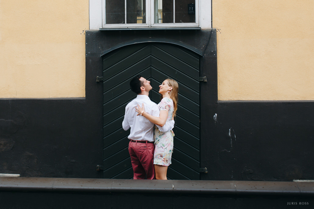 Pirmskāzu pāra fotosesija Vecrīgā radošā reportāžas stilā